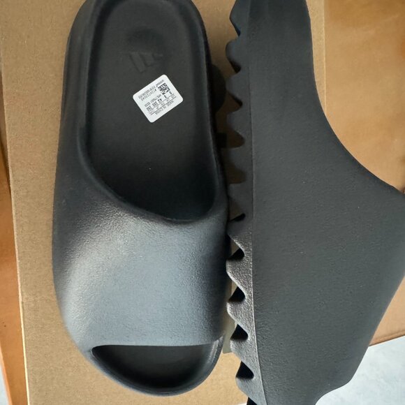 Yeezy slide slippers main image 6